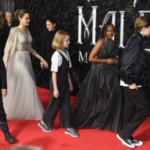 Angelina Jolie et ses enfants Vivienne, Zahara, Shiloh et Knox Jolie-Pitt assistent à l'avant-première du film "Maléfique : Le Pouvoir du mal" à l'Imax Odeon de Londres, le 9 octobre 2019.