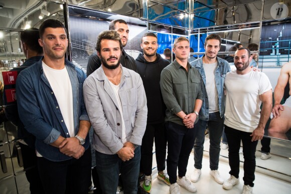 Exclusif - Pierre Fouyssac, Arthur Bonneval, Yoann Maestri, Clément Daguin, Ryan Chapuis, Jules Plisson, Sylvain Nicolas, Jean-Marc Doussain dédicacent le calendrier 2020 des Dieux du Stade aux Galeries Lafayette Champs-Élysées à Paris le 10 octobre 2019.
