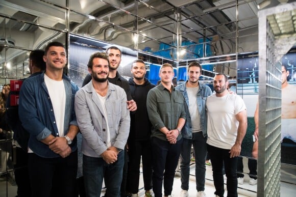 Exclusif - Pierre Fouyssac, Arthur Bonneval, Yoann Maestri, Clément Daguin, Ryan Chapuis, Jules Plisson, Sylvain Nicolas, Jean-Marc Doussain dédicacent le calendrier 2020 des Dieux du Stade aux Galeries Lafayette Champs-Élysées à Paris le 10 octobre 2019.