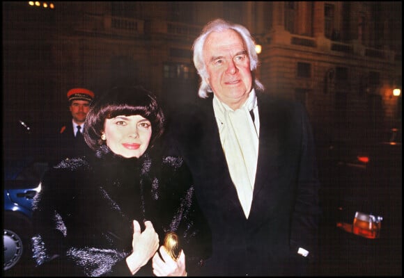 Mireille Mathieu et Johnny Stark arrivent à une soirée chez Maxim's, à Paris, le 4 décembre 1986.
