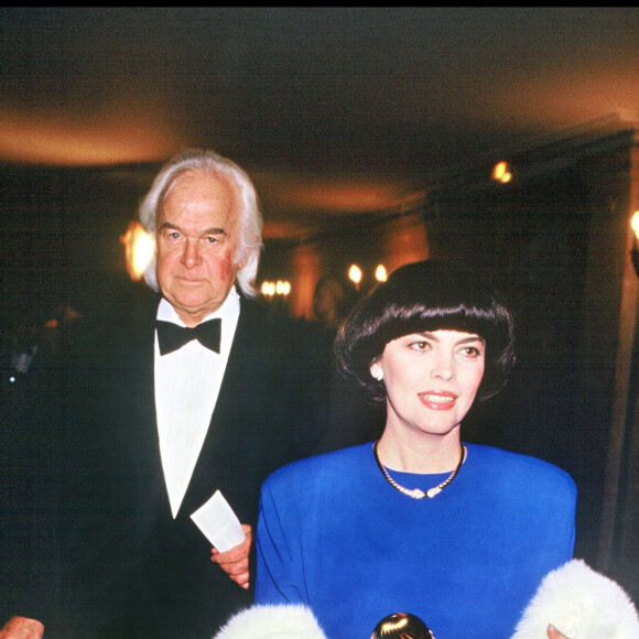 ARCHIVES - MIREILLE MATHIEU ET SON MANAGER JOHNNY STARK A LA PREMIERE D' OTELLO A L' OPERA 09/09/1986 - Paris