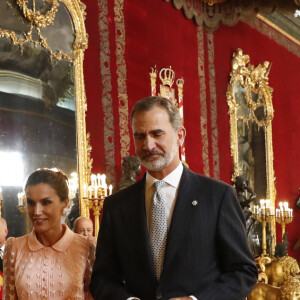 Le roi Felipe VI d'Espagne et la reine Letizia lors de la réception au palais royal le jour de la fête nationale espagnole à Madrid le 12 octobre 2019