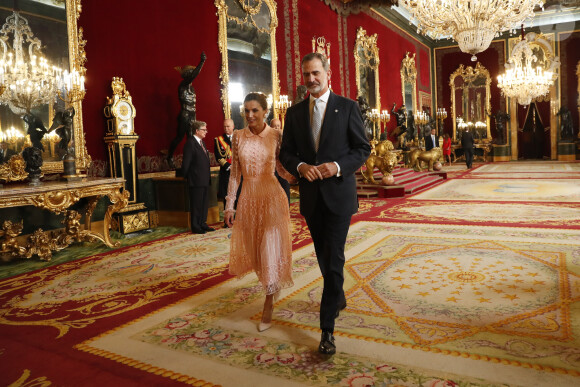 Le roi Felipe VI d'Espagne et la reine Letizia lors de la réception au palais royal le jour de la fête nationale espagnole à Madrid le 12 octobre 2019