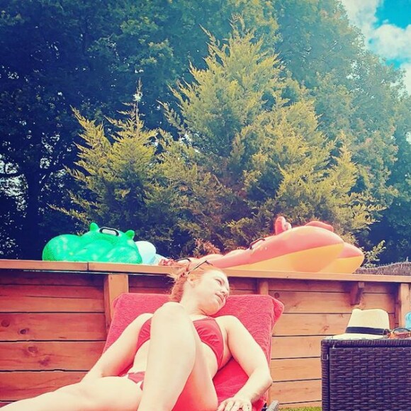Natasha St-Pier et son fils Bixente, au soleil, le 11 août 2019.