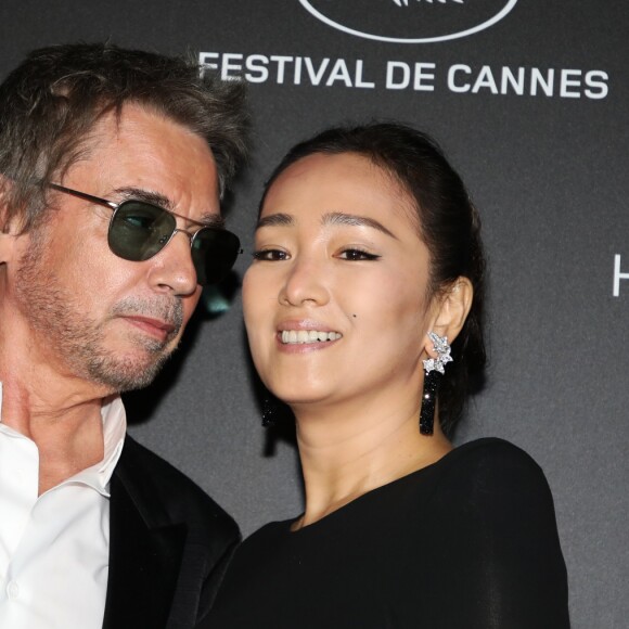 Jean-Michel Jarre et sa compagne Gong Li - Photocall de la soirée Kering "Women In Motion Awards", Place de la Castre, lors du 72ème Festival International du Film de Cannes. Le 19 mai 2019 © Denis Guignebourg / Bestimage