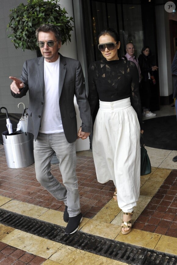 Jean-Michel Jarre, Gong Li à la sortie de l'hôtel Majestic lors du 72ème Festival International du Film de Cannes, le 18 mai 2019.