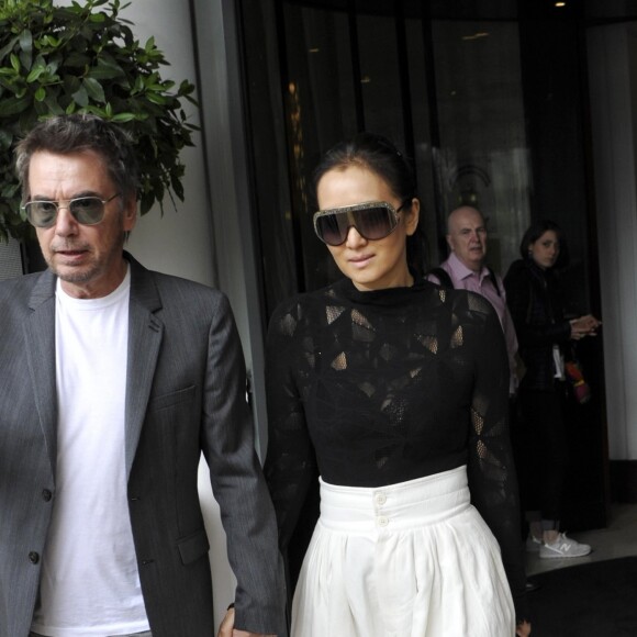 Jean-Michel Jarre, Gong Li à la sortie de l'hôtel Majestic lors du 72ème Festival International du Film de Cannes, le 18 mai 2019.