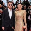 Jean-Michel Jarre et sa compagne Gong Li (robe Elie Saab)- Montée des marches du film "Douleur et Gloire" lors du 72ème Festival International du Film de Cannes. Le 17 mai 2019 © Borde / Bestimage