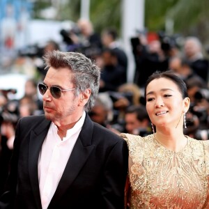 Jean-Michel Jarre et sa compagne Gong Li (robe Elie Saab)- Montée des marches du film "Douleur et Gloire" lors du 72ème Festival International du Film de Cannes. Le 17 mai 2019 © Jacovides-Moreau / Bestimage