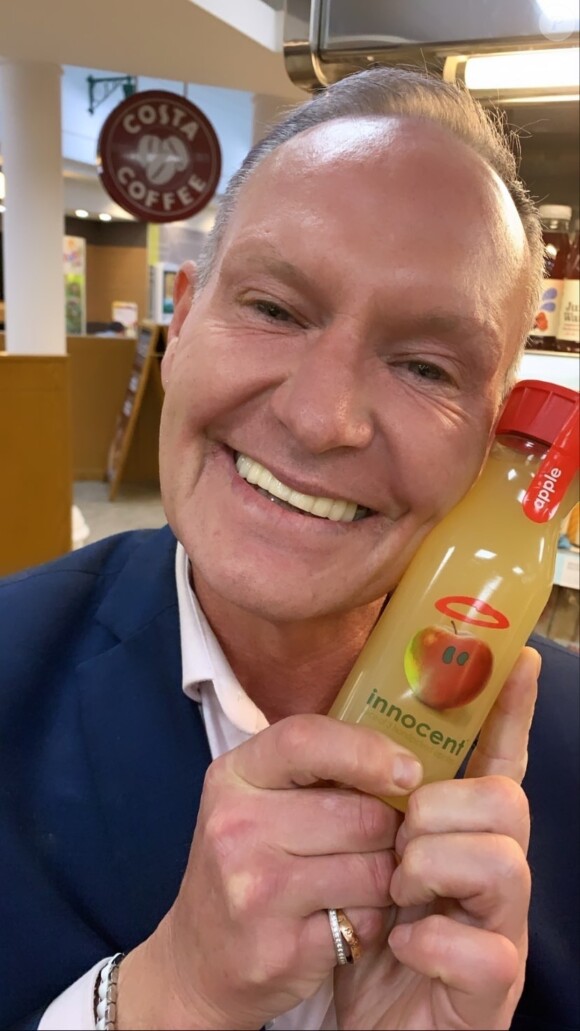 Paul Gascoigne tout sourire après avoir été reconnu non coupable d'agression sexuelle par la cour de justice de Newcastle, le 17 octobre 2019.