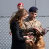 Le prince William et Kate Middleton lors de leur visite du centre de l'armée canine à Islamabad, au Pakistan, le 18 octobre 2019.