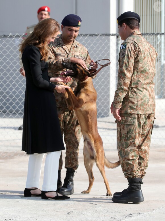 Le prince William et Kate Middleton lors de leur visite du centre de l'armée canine à Islamabad, au Pakistan, le 18 octobre 2019.