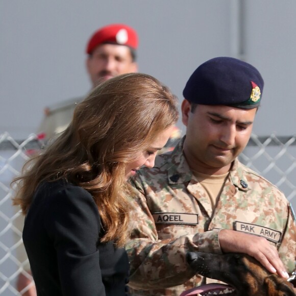 Le prince William et Kate Middleton lors de leur visite du centre de l'armée canine à Islamabad, au Pakistan, le 18 octobre 2019.