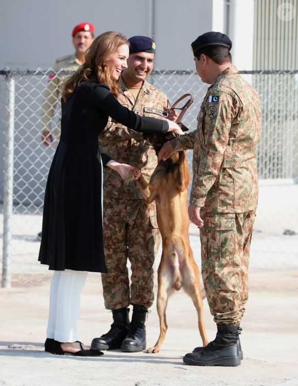 Le prince William et Kate Middleton visitent un centre militaire de formation canine en compagnie du Capitaine Aqeel et de son berger belge malinois Tutu. Le Royaume-Uni apporte son soutien à ce programme de formation de chiens à l'identification d'explosifs. Islamabad, le 18 octobre 2019.