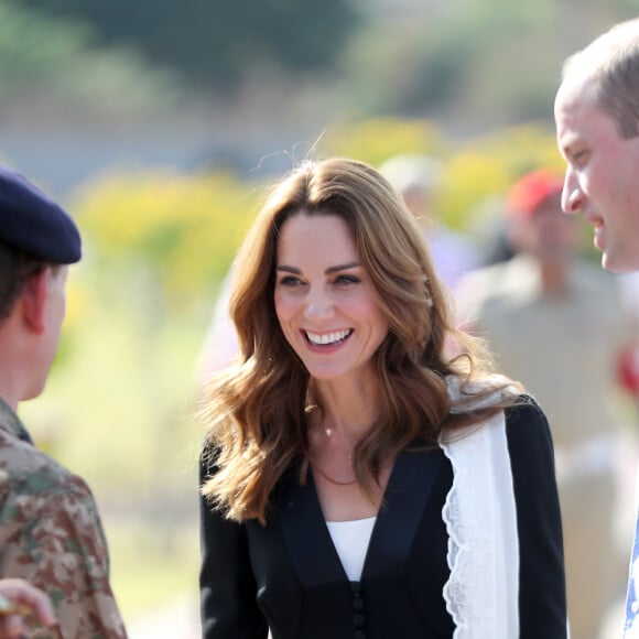 Le prince William et Kate Middleton visitent un centre militaire de formation canine en compagnie du Capitaine Aqeel et de son berger belge malinois Tutu. Le Royaume-Uni apporte son soutien à ce programme de formation de chiens à l'identification d'explosifs. Islamabad, le 18 octobre 2019.