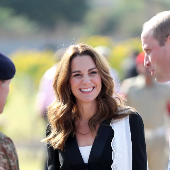 Le prince William et Kate Middleton visitent un centre militaire de formation canine. Le Royaume-Uni apporte son soutien à ce programme de formation de chiens à l'identification d'explosifs. Islamabad, le 18 octobre 2019.