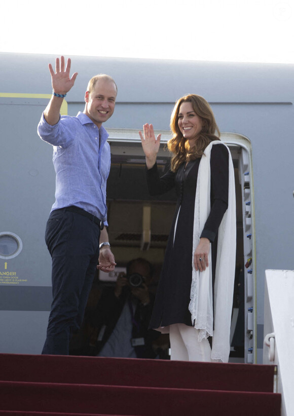 Kate Middleton et le prince William quittent l'aéroport d'Islamabad, au Pakistan, le 18 octobre 2019.