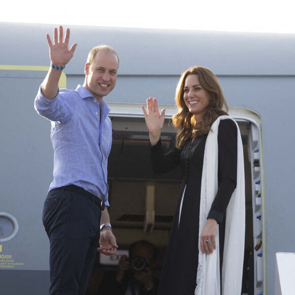 Kate Middleton et le prince William quittent l'aéroport d'Islamabad, au Pakistan, le 18 octobre 2019.