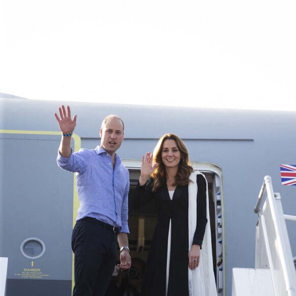 Kate Middleton et le prince William quittent l'aéroport d'Islamabad, au Pakistan, le 18 octobre 2019.