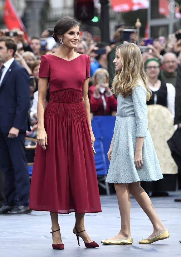 La reine Letizia d'Espagne et la princesse Leonor - La famille royale d'Espagne arrive au théâtre Campoamor pour la cérémonie des Princess of Asturias Awards à Oviedo le 18 octobre 2019.