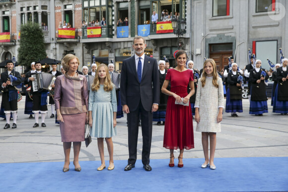 La reine Sofia, la princesse Leonor, le roi Felipe VI d'Espagne, la reine Letizia, l'infante Sofia de Bourbon - La famille royale d'Espagne arrive au théâtre Campoamor pour la cérémonie des Princess of Asturias Awards à Oviedo le 18 octobre 2019.