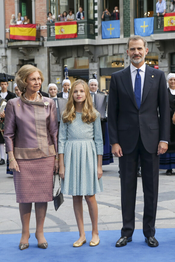 La reine Sofia, la princesse Leonor, le roi Felipe VI d'Espagne - La famille royale d'Espagne arrive au théâtre Campoamor pour la cérémonie des Princess of Asturias Awards à Oviedo le 18 octobre 2019.