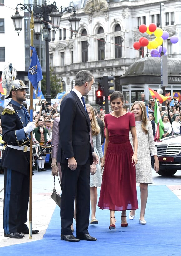 Le roi Felipe VI d'Espagne, la reine Letizia, la princesse Leonor, l'infante Sofia de Bourbon - La famille royale d'Espagne arrive au théâtre Campoamor pour la cérémonie des Princess of Asturias Awards à Oviedo le 18 octobre 2019.