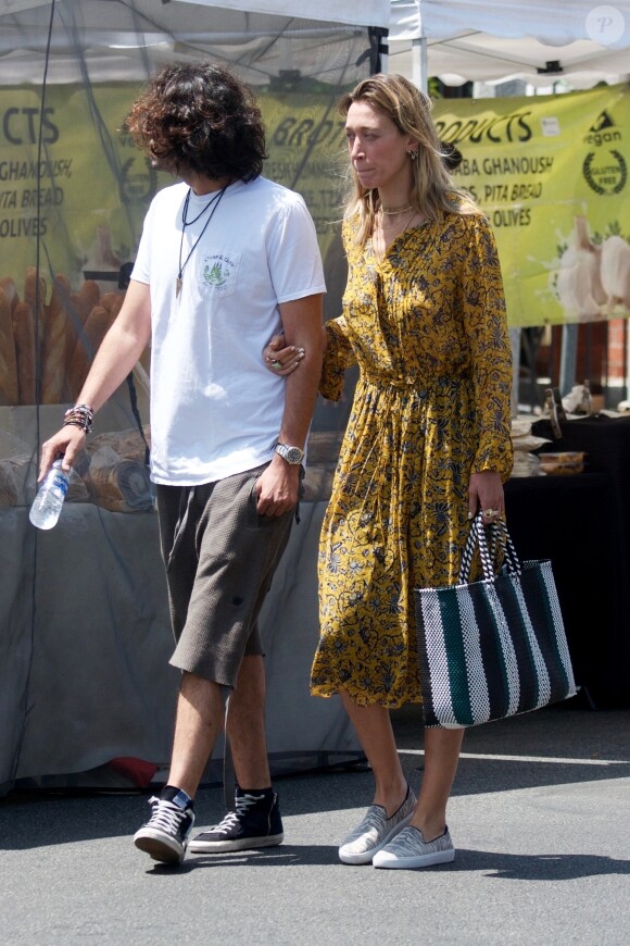 Alana Hadid et son compagnon se baladent en amoureux au Farmers Market à Los Angeles, le 5 mai 2019.