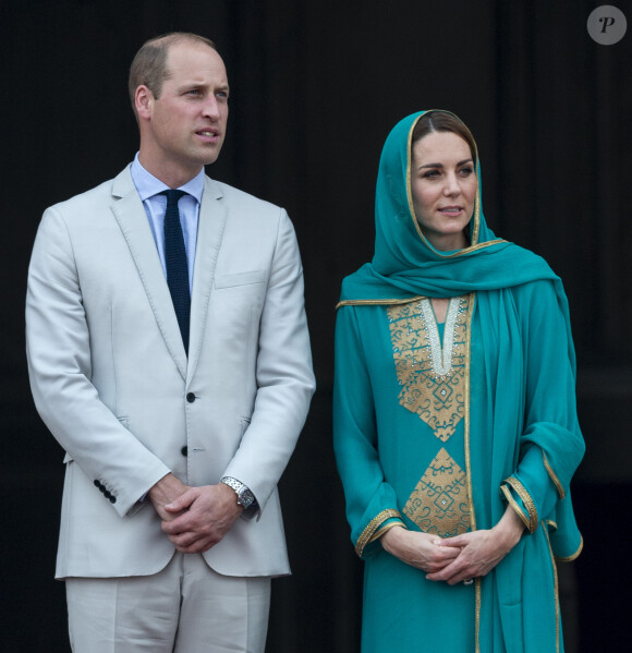 Le prince William et Kate Middleton à la sortie de la visite de la mosquée "Badshahi" à Lahore, le 17 octobre 2019.