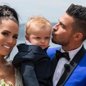 Julien, Manon et leur fils sur Instagram. Photo prise lors de leur mariage.