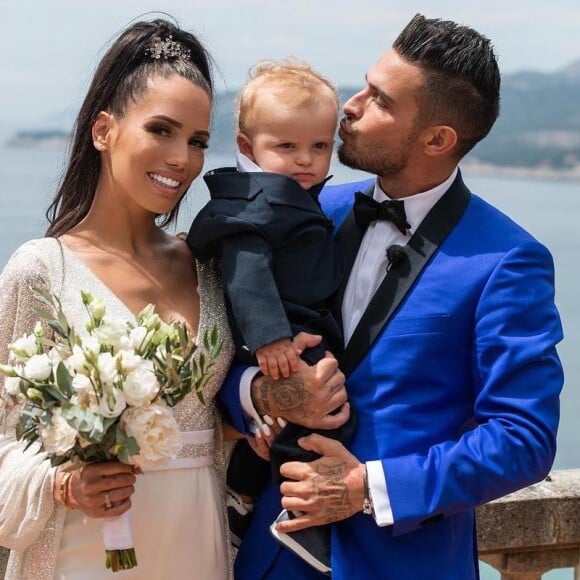 Julien, Manon et leur fils sur Instagram. Photo prise lors de leur mariage.