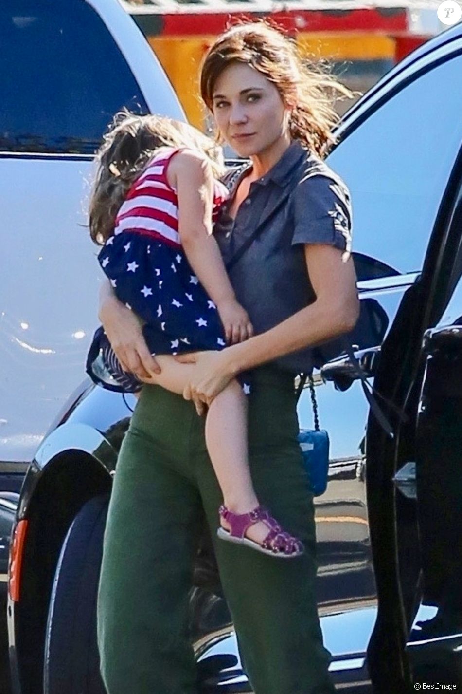 Exclusif Zooey Deschanel Porte Sa Fille Elsie Otter Pechenik Dans Les Bras Pour Aller Jouer Au Parc Dans Le Quartier De Venice Beach à Los Angeles Le 3 Octob Purepeople