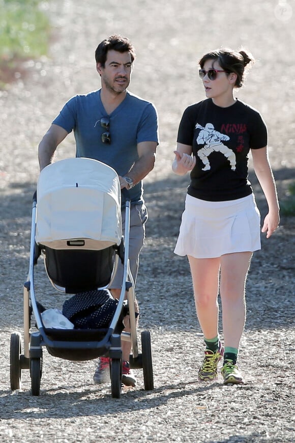 Exclusif - Zooey Deschanel et Jacob Pechenik se promènent avec leur fille Elsie Otter à Los Angeles, le 12 novembre 2015 © CPA/Bestimage