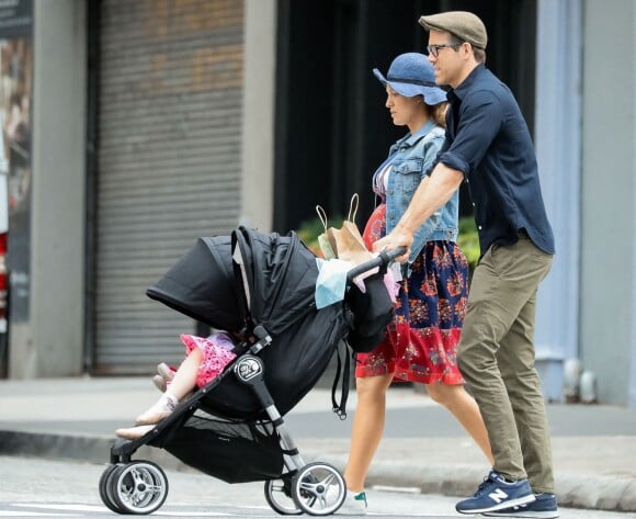 Blake Lively, Ryan Reynolds et leurs deux filles James et Inez, à New York le 19 juin 2019.