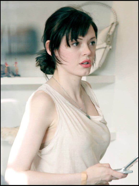 Rose McGowan - La star de la série Charmed fait du shopping à Beverly Hills, Los Angeles. Le 10 mars 2005.