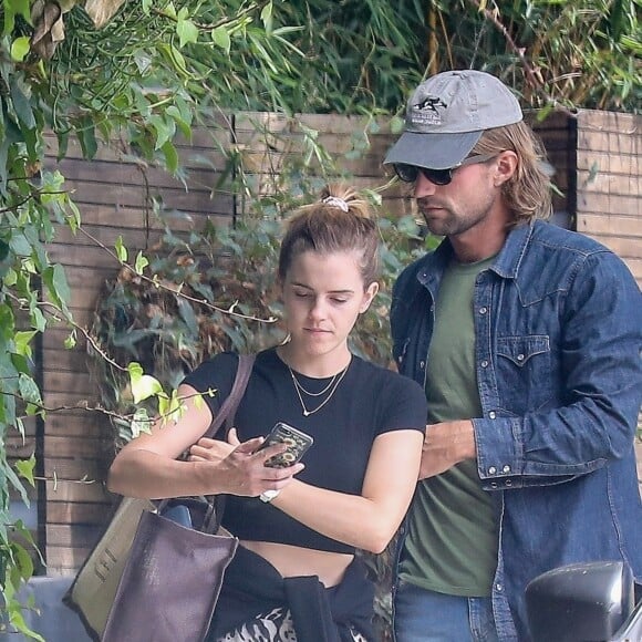 Exclusif - Emma Watson est allée dîner avec un mystérieux inconnu dans le restaurant Double Zero à Los Angeles. Le 28 août 2019.