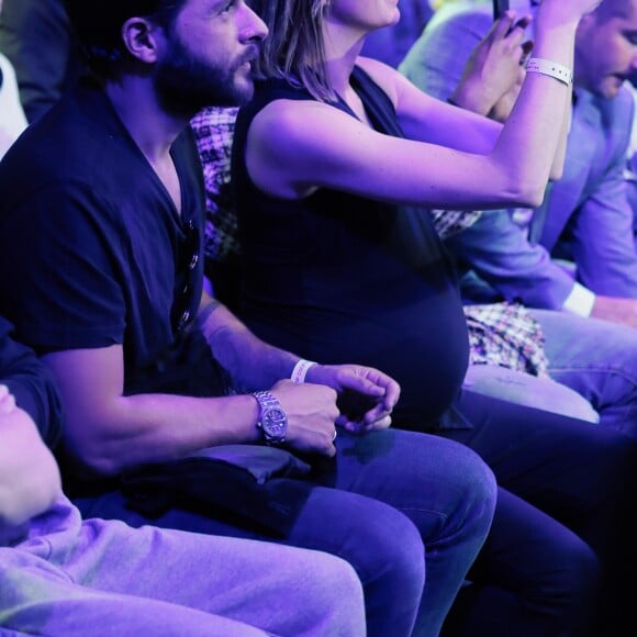 Maxim Nucci (Yodelice) et sa compagne enceinte Isabelle Ithurburu - Maxim Nucci (Yodelice) et sa compagne enceinte Isabelle Ithurburu assistent au match de boxe de Tony Yoka au palais des sports de Paris, le 23 juin 2018 © Veeren-CVS/Bestimage