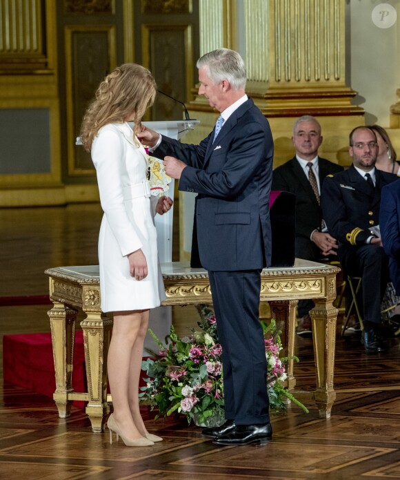 Le 18e anniversaire de la princesse héritière Elisabeth de Belgique, duchesse de Brabant, a été célébré le 25 octobre 2019 dans la Salle du Trône au palais royal à Bruxelles. Son père le roi Philippe lui a remis les insignes de l'ordre de Léopold.