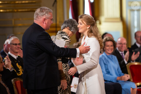 Le 18e anniversaire de la princesse héritière Elisabeth de Belgique, duchesse de Brabant, ici félicitée par son oncle le prince Laurent, a été célébré le 25 octobre 2019 dans la Salle du Trône au palais royal à Bruxelles.