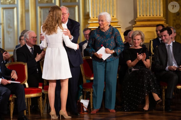 Le 18e anniversaire de la princesse héritière Elisabeth de Belgique, duchesse de Brabant, ici félicitée par ses grands-parents le roi Albert II et la reine Paola, a été célébré le 25 octobre 2019 dans la Salle du Trône au palais royal à Bruxelles.