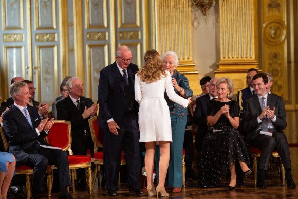 Le 18e anniversaire de la princesse héritière Elisabeth de Belgique, duchesse de Brabant, qui embrasse ici ses grands-parents le roi Albert II et la reine Paola, a été célébré le 25 octobre 2019 dans la Salle du Trône au palais royal à Bruxelles.