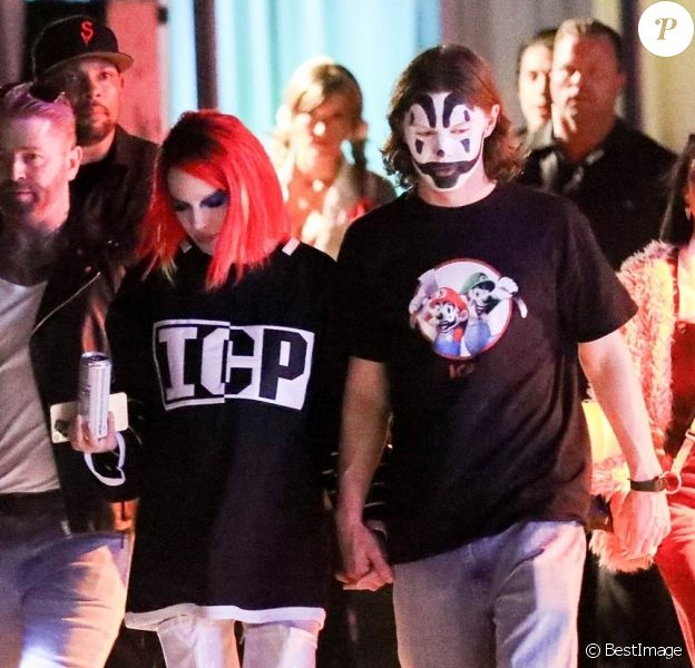 Halsey et son nouveau petit ami Evan Peters quittent la soirée Halloween "Almost Famous" à Los Angeles, le 25 octobre 2019.