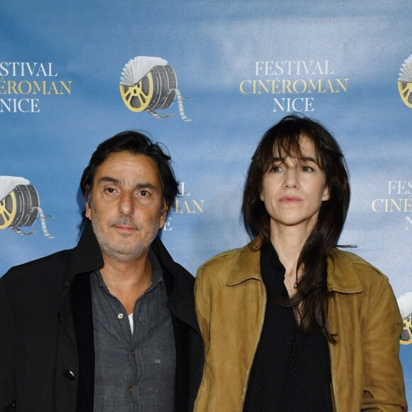 Yvan Attal et sa compagne Charlotte Gainsbourg durant la soirée d'ouverture de la 1ere éditon du Festival Ciné Roman à Nice le 23 octobre 2019. Le Festival a commencé sous la pluie mais en musique et le président du Jury, Frédéric Beigbeder après avoir dansé sur le photocall comme Héléna Noguera, membre du Jury, a annoncé au public avoir été très content de trouver dans sa chambre d'hôtel un panier garni avec des spécialités niçoises telles que huile d'olives, tapenade... et olives de Nice, avant de proclamer ouvert le 1er Festival Ciné Roman. Pour cette soirée c'est un film hors compétition qui a été projeté, "Mon chien stupide" réalisé par Yvan Attal, Mon chien Stupide, adapté du roman de John Fante, et avec dans le rôle principal, sa femme Charlotte Gainsbourg. Cette manifestation a lieu du 23 au 26 octobre 2019. Tout en marquant la fin de l'année du Cinéma à Nice, elle deviendra pérenne et marquera une nouvelle avancée dans la présence de la Ville au niveau culturel international. Comme son nom l'indique, le festival Ciné Roman consiste à organiser un festival qui présente des films tirés de roman à travers différentes programmations (films en compétitions, avant-premières, films cultes) mais aussi des débats, masterclass et lectures. Daniel et Nathalie Benoin, Carole Chrétiennot et Christophe Barratier, les organisateurs de ce Festival souhaitent qu'il donne lieu à des rencontres entre auteurs, éditeurs, réalisateurs-producteurs et surtout bien sûr avec le public. © Bruno Bebert/Bestimage