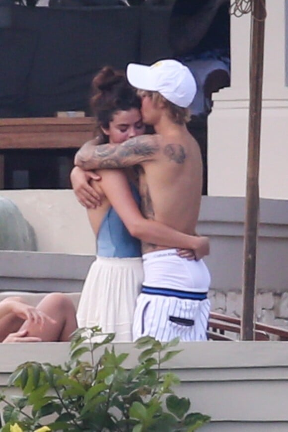 Exclusif - Justin Bieber et sa compagne Selena Gomez à Montego Bay en Jamaïque. Le couple a profité d'une belle journée ensoleillée pour aller faire une balade en voilier et s'est ensuite relaxé au bord d'une piscine. Le 20 février 2018.