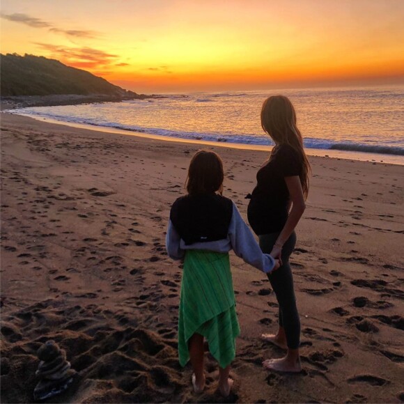 Hugo Clément a partagé cette photo d'Alexandra Rosenfeld, enceinte, avec sa fille, sur Instagram le 28 octobre 2019