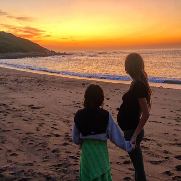 Hugo Clément a partagé cette photo d'Alexandra Rosenfeld, enceinte, avec sa fille, sur Instagram le 28 octobre 2019