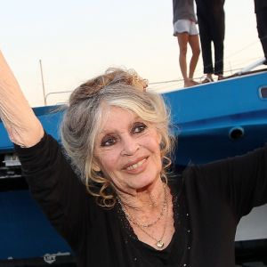 Brigitte Bardot pose avec l'équipage de Brigitte Bardot Sea Shepherd, le célèbre trimaran d'intervention de l'organisation écologiste, sur le port de Saint-Tropez, le 26 septembre 2014