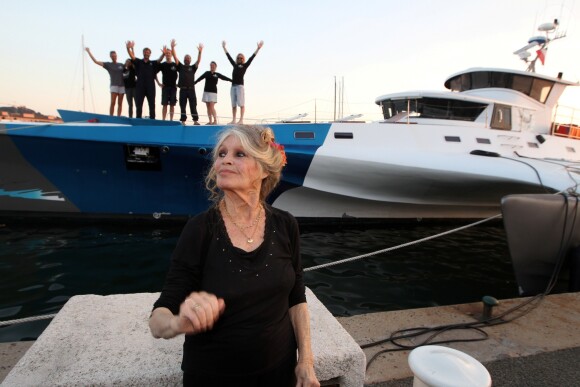 Brigitte Bardot pose avec l'équipage de Brigitte Bardot Sea Shepherd, le célèbre trimaran d'intervention de l'organisation écologiste, sur le port de Saint-Tropez, le 26 septembre 2014