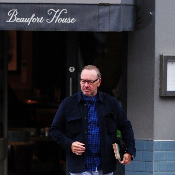 Exclusif - L'acteur américain Kevin Spacey quitte le restaurant Beaufort House à Chelsea, un livre à la main, Londres, le 9 juillet 2019.