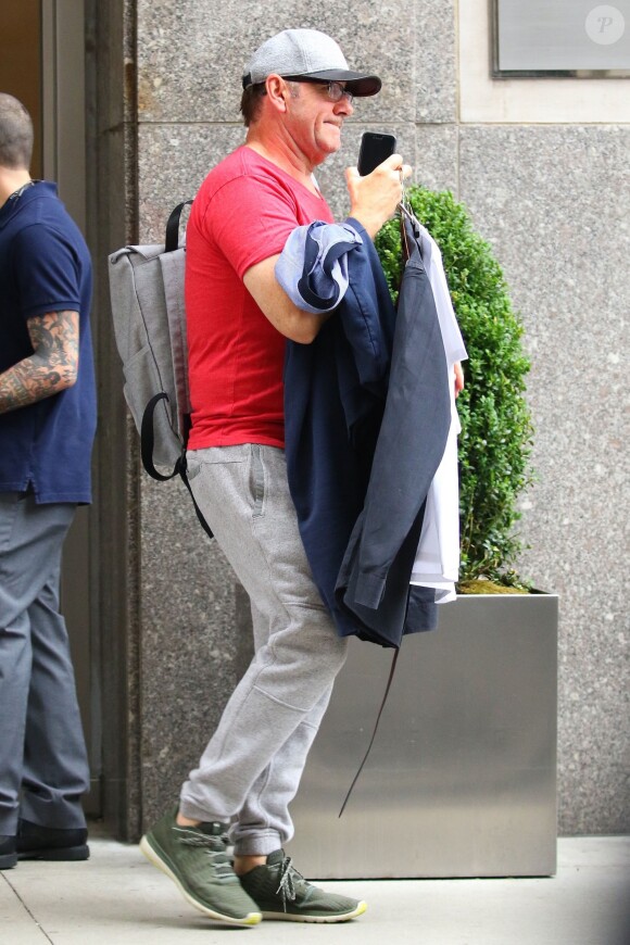 Kevin Spacey sort d' un immeuble à New York avec des vêtements à la main le 16 Juin 2017 à New York.